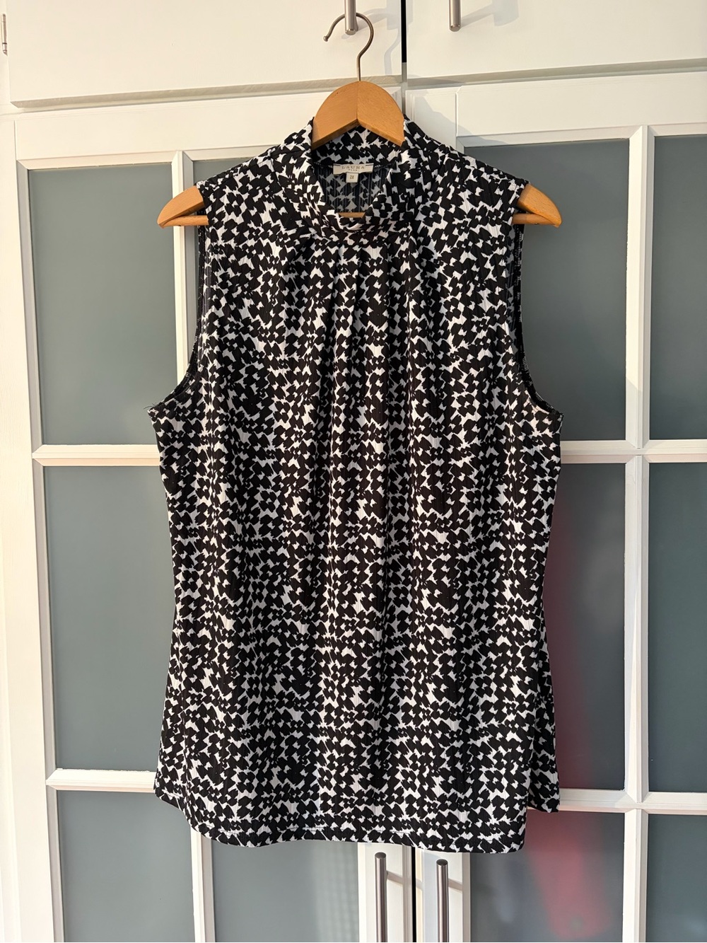 Laura Sleeveless Black & White Patterned Blouse